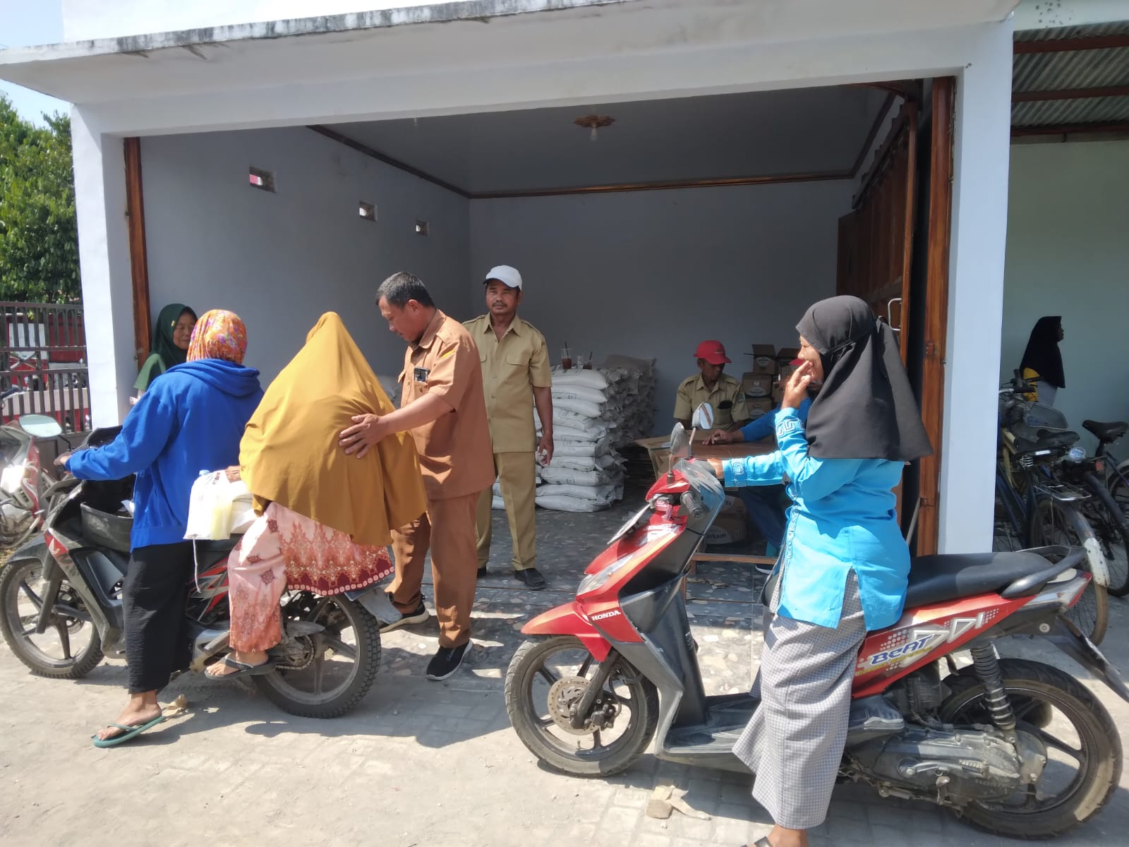 PENYALURAN BANTUAN PANGAN 2026 DI DESA PESU SASAR 312 KK