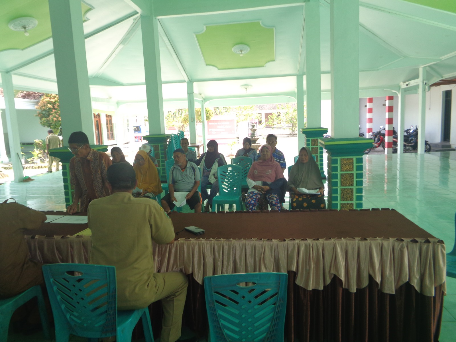 BLT-DD PERIODE MARET RESMI DISALURKAN DI BALAI DESA PESU