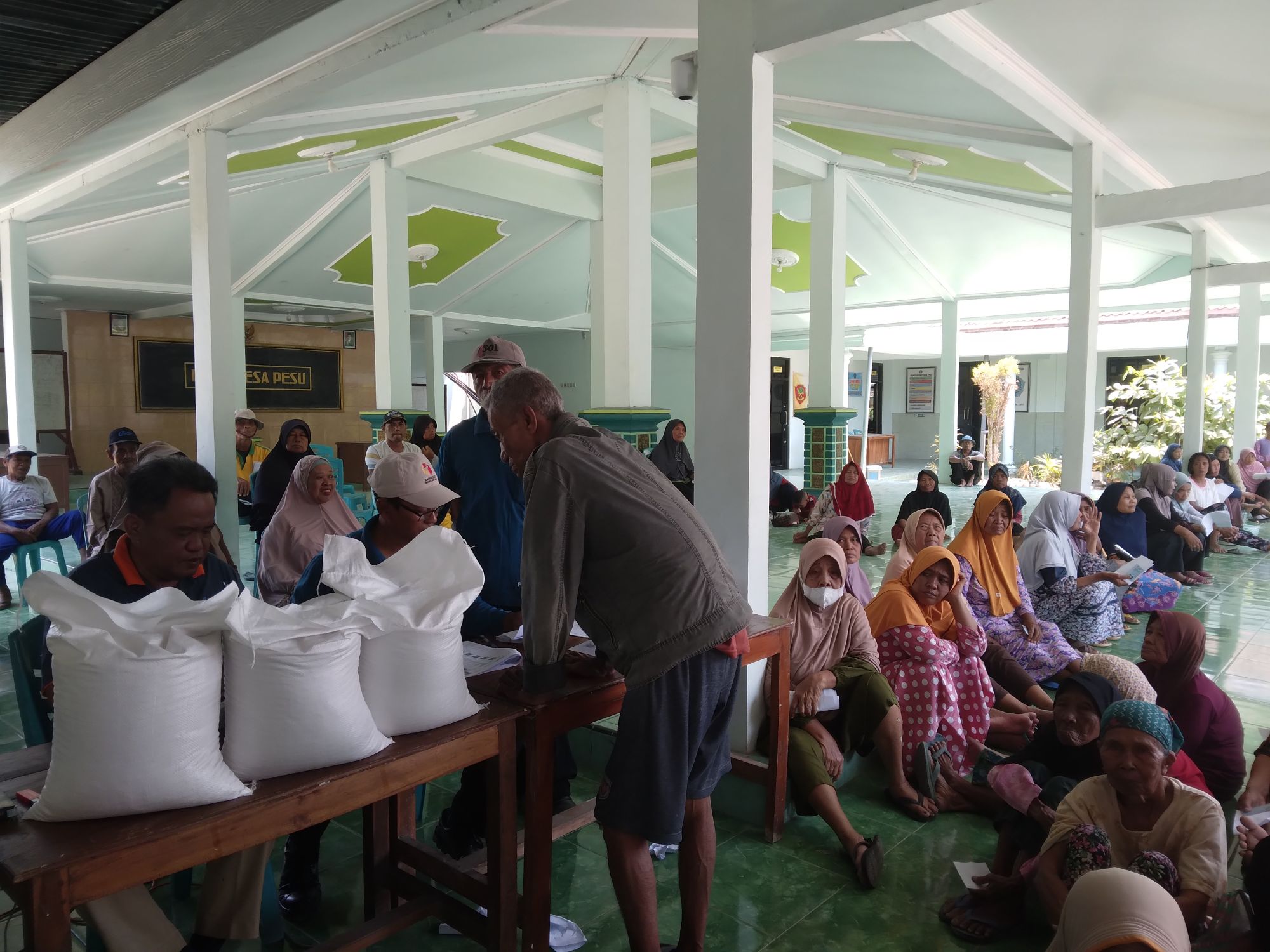 PASTIKAN KETAHANAN PANGAN WARGA, PEMDES PESU SALURKAN BANTUAN PANGAN 8,7 TON BERAS